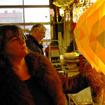 Miriam i Uddevalla tittar på en gul lampa. Foto: Louise Larsson